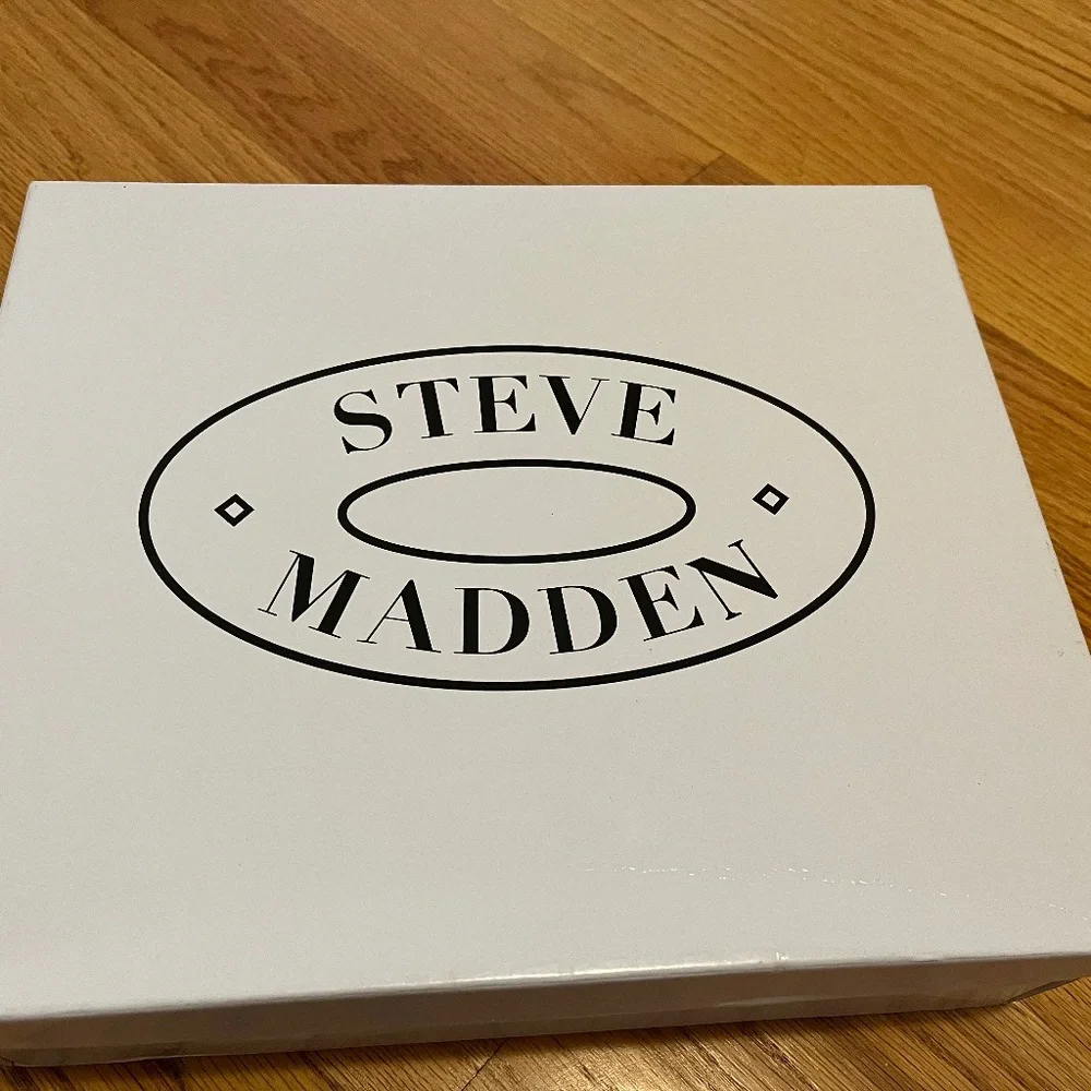 NEW Size 5.5 Steve Madden Irven Black Faux Suede booties in Original Box - Picture 7 of 7